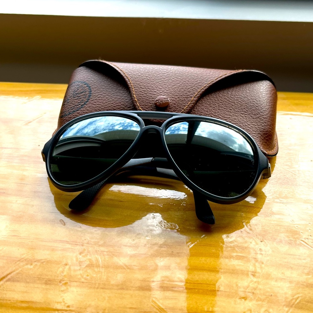 Ray-bans black aviator with brown leather case